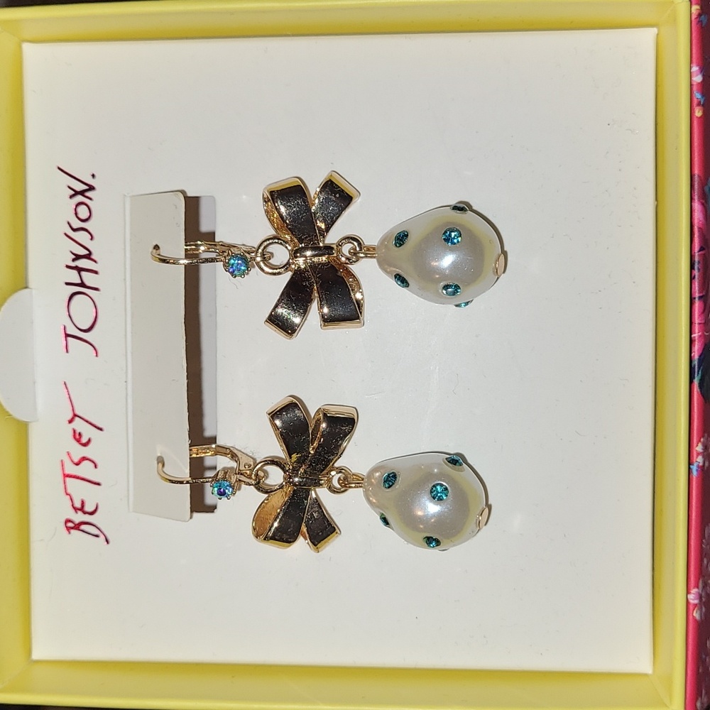NWT Betsey Johnson faux pearl and bow earrings
